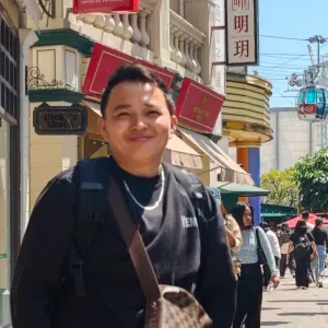 Hi I'm Rae Mabelle and I'm looking for a job.
